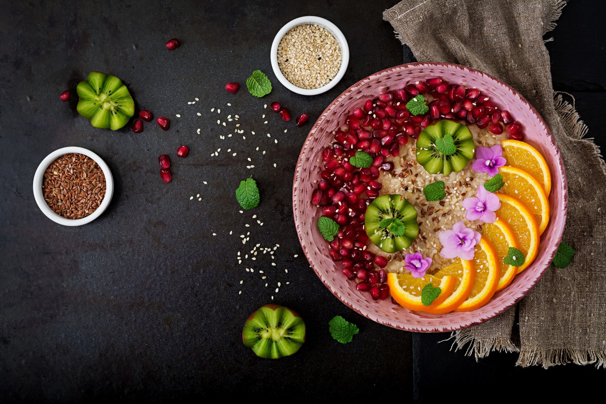 Tazón colorido con frutas, verduras y semillas representando una dieta variada y nutritiva